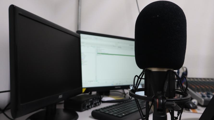 microfone e computador da rádio cep