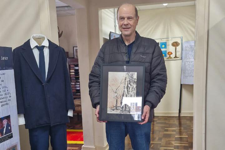 langner doa quadro e posa ao lado do clássico uniforme do CEP