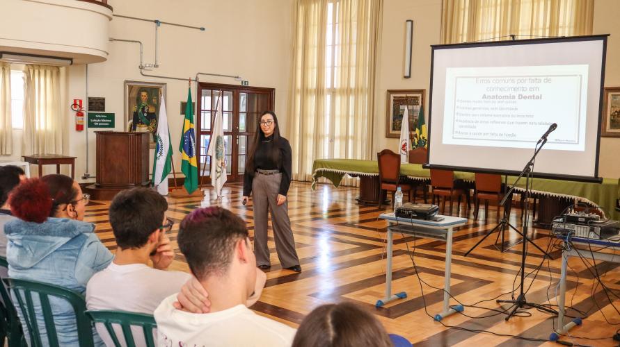Karin Maceno faz palestra sobre anatomia dental