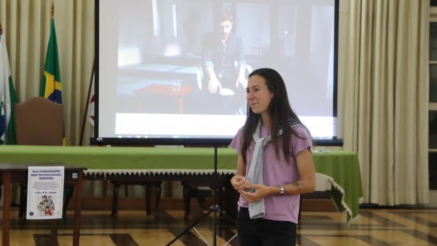 Graduandas em Psicologia em debate com os estudantes do ensino médio noturno