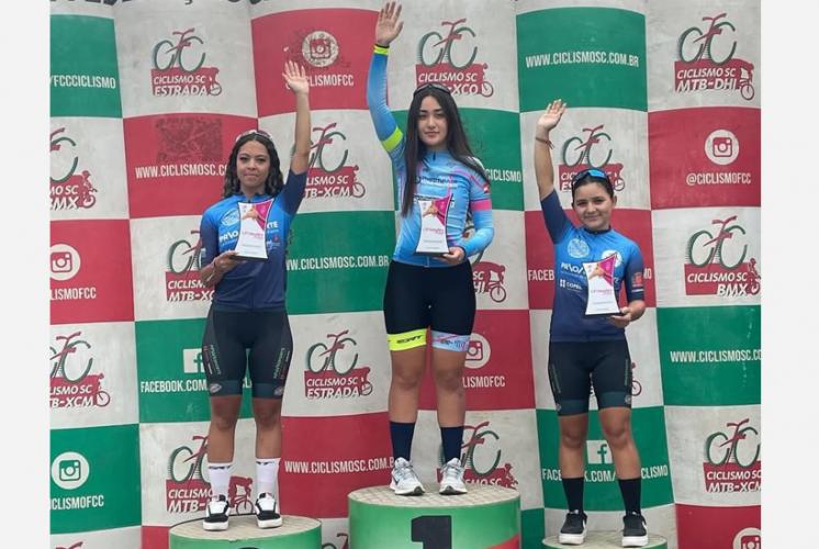 Giovana e Fernanda, nas pontas, da equipe de ciclismo do CEP