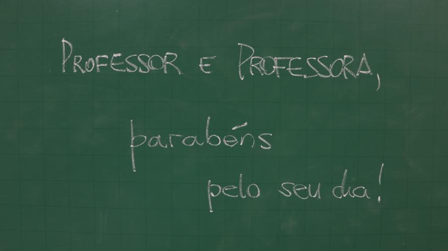 lousa com mensagem de parabenização pelo Dia do Professor e da Professora