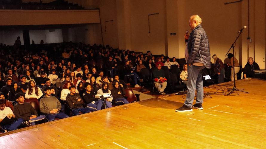 Palestrante e turma, no auditório