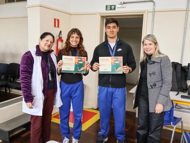 Estudantes recebem certificado da Olimpíada Brasileira de Biologia