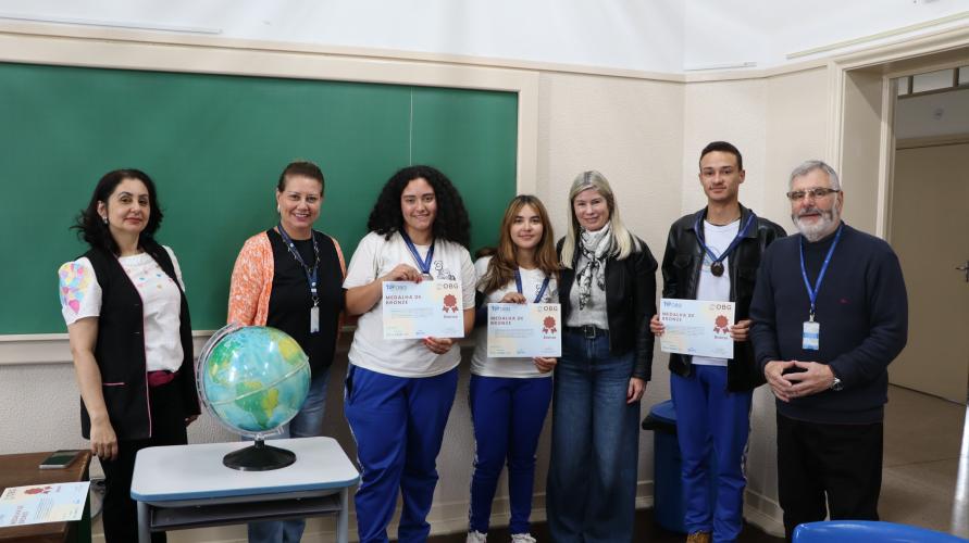 Estudantes recebem medalha e certificado da Olimpíada Brasileira de Geografia