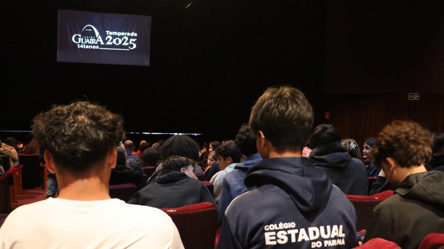 Estudantes do ensino médio noturno no Guairinha