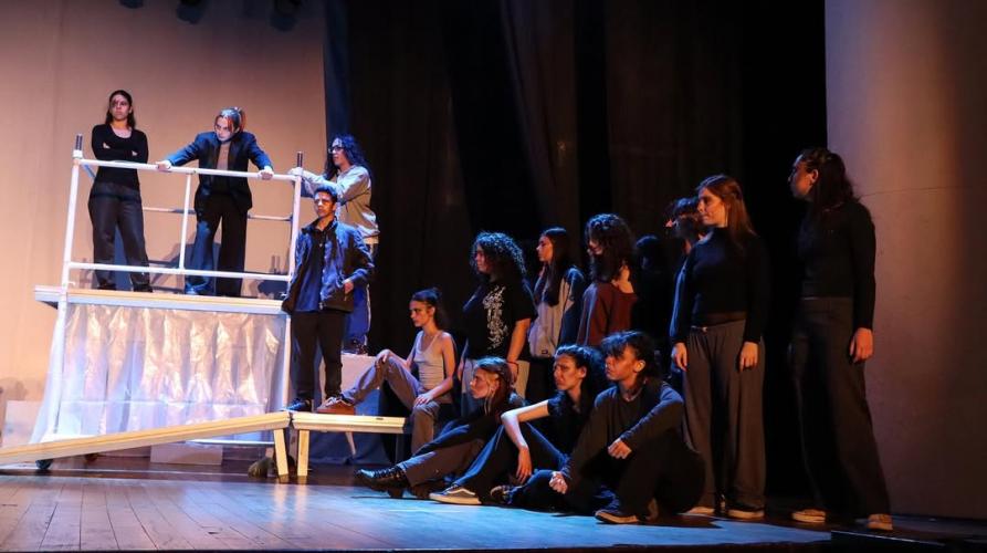 Estudantes de teatro ensaiam a peça