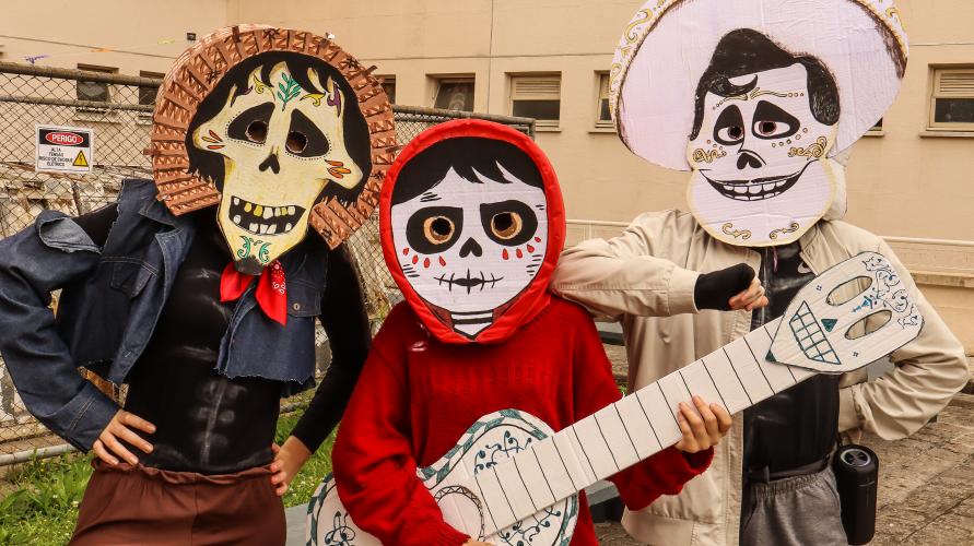 Estudantes no evento Día de los Muertos
