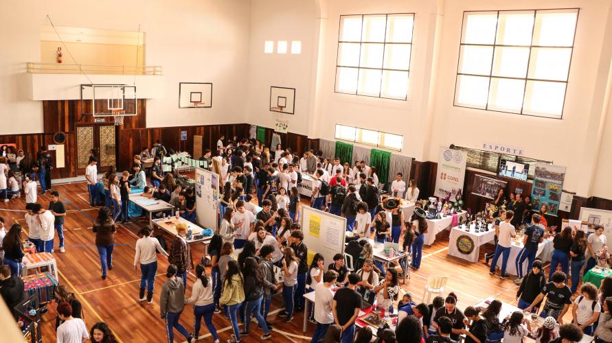 Estudantes participando das mostras de Conhecimento e da Educação Profissional