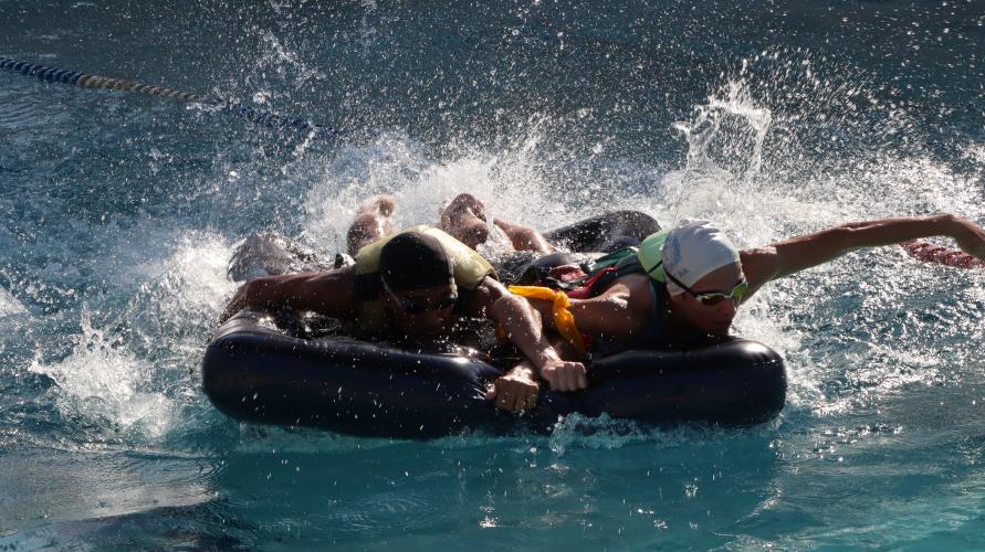 Estudantes em gincana desportiva e cultural