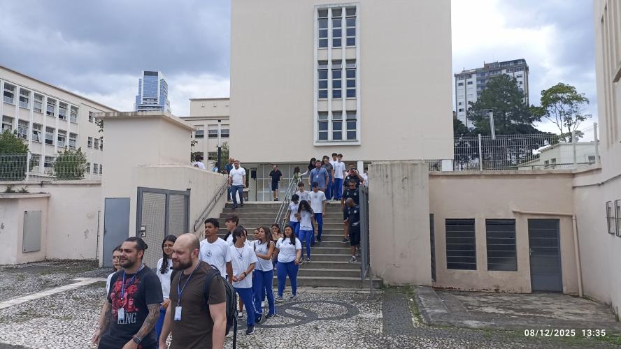 Pessoas esvaziando prédio do CEP