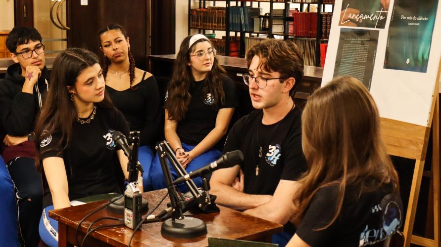 Estudantes realizam podcast