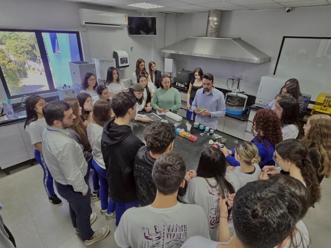 Estudantes em visita técnica a empresa de prótese dentária