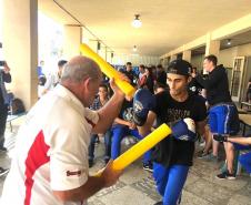 Campeões mundiais de boxe trocam experiências com estudantes do CEP