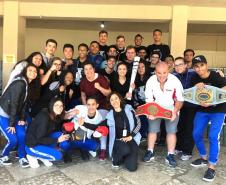Campeões mundiais de boxe trocam experiências com estudantes do CEP