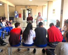 Campeões mundiais de boxe trocam experiências com estudantes do CEP