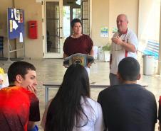 Campeões mundiais de boxe trocam experiências com estudantes do CEP