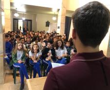Estudantes de Medicina alertam sobre danos causados pelo álcool e cigarros