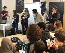 Estudantes de Medicina alertam sobre danos causados pelo álcool e cigarros
