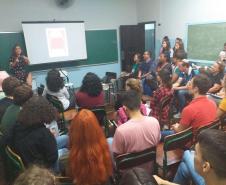 O encontro, promovido no CEP-Zacarias, contou com a presença da professora Stela Fischer, que compartilhou com os estudantes os conhecimentos sobre o seu trabalho intitulado: Estudos de gênero e decoloniais na formação do/da artista.