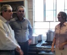 O grupo foi recebido pela Diretora do Colégio Estadual Guaíra, Ana Cristina Ross Dybax. Estiveram presentes o Diretor-Presidente do Instituto Paranaense de Desenvolvimento Educacional (Fundepar), José Maria Ferreira; o Procurador-Chefe da Procuradoria Consultiva junto à Governadoria (PCG), Kunibert Kolb Neto; e a Diretora Geral do Colégio Estadual do Paraná (CEP), Tânia Maria Acco.