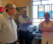 O grupo foi recebido pela Diretora do Colégio Estadual Guaíra, Ana Cristina Ross Dybax. Estiveram presentes o Diretor-Presidente do Instituto Paranaense de Desenvolvimento Educacional (Fundepar), José Maria Ferreira; o Procurador-Chefe da Procuradoria Consultiva junto à Governadoria (PCG), Kunibert Kolb Neto; e a Diretora Geral do Colégio Estadual do Paraná (CEP), Tânia Maria Acco.