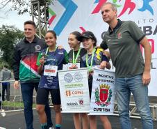 equipes de atletismo feminino e masculino do CEP na primeira prova do Circuito Infantil de Corridas de Rua de Curitiba