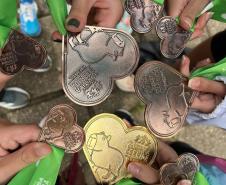 equipes de atletismo feminino e masculino do CEP na primeira prova do Circuito Infantil de Corridas de Rua de Curitiba