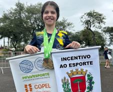equipes de atletismo feminino e masculino do CEP na primeira prova do Circuito Infantil de Corridas de Rua de Curitiba