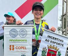 equipes de atletismo feminino e masculino do CEP na primeira prova do Circuito Infantil de Corridas de Rua de Curitiba
