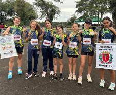 equipes de atletismo feminino e masculino do CEP na primeira prova do Circuito Infantil de Corridas de Rua de Curitiba