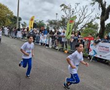equipes de atletismo feminino e masculino do CEP na primeira prova do Circuito Infantil de Corridas de Rua de Curitiba