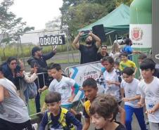 equipes de atletismo feminino e masculino do CEP na primeira prova do Circuito Infantil de Corridas de Rua de Curitiba