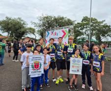 equipes de atletismo feminino e masculino do CEP na primeira prova do Circuito Infantil de Corridas de Rua de Curitiba