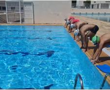 estudantes praticando natação na piscina do CEP