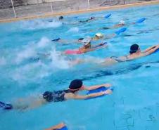 estudantes praticando natação na piscina do CEP