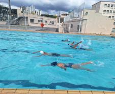 estudantes praticando natação na piscina do CEP
