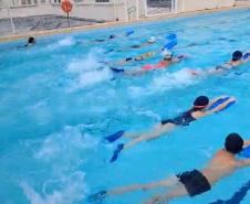 estudantes praticando natação na piscina do CEP