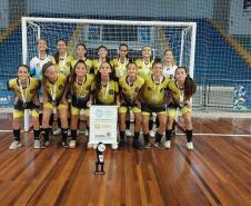 estudantes atletas do CEP em premiação nos Jogos das Escolas Públicas de Curitiba