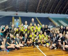 estudantes atletas do CEP em premiação nos Jogos das Escolas Públicas de Curitiba