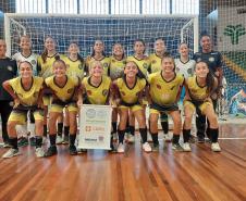 estudantes atletas do CEP em premiação nos Jogos das Escolas Públicas de Curitiba