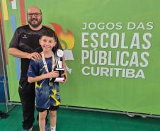 estudantes atletas do CEP em premiação nos Jogos das Escolas Públicas de Curitiba
