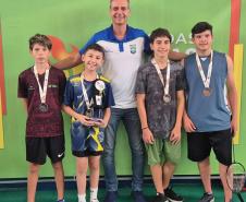 estudantes atletas do CEP em premiação nos Jogos das Escolas Públicas de Curitiba