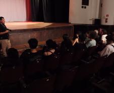 imagens do ministrante da palestra e dos estudantes, em atividade no auditório