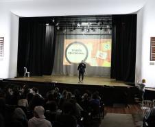 reunião com estudantes orientando sobre o Pisa OCDE