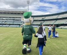estudantes_da_sala_de_recursos_em_visita_ao_Coritiba