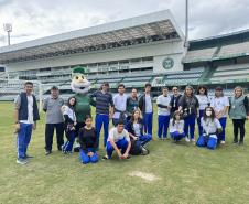 estudantes_da_sala_de_recursos_em_visita_ao_Coritiba