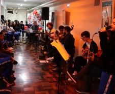 Cenas do recital pelo Dia do Choro e da peça A Máquina