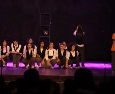 Cenas do recital pelo Dia do Choro e da peça A Máquina