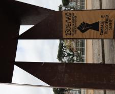Estudantes produzem mega cartaz com palavras de luta e resistência negra